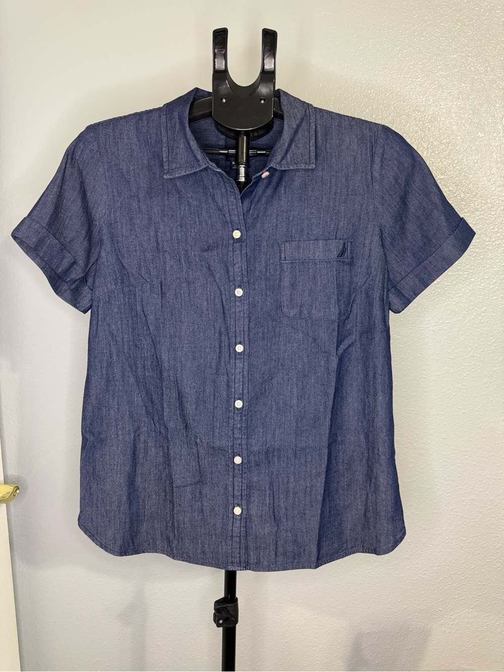 Nautica Women's Blue Chambray Short Sleeve Button Down – Medium